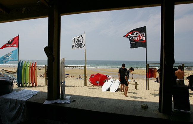 Vue sur l'océan depuis la cabane Tutti Fruti Surf School au Cap Ferret