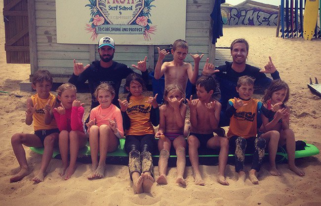 Groupe d'enfants lors d'un cours de surf au Cap Ferret plage de l'Horizon