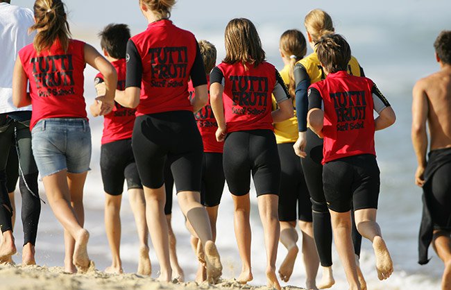 Groupe en plein echauffement avant une séance de surf avec Tutti Fruti Surfschool Cap Ferret