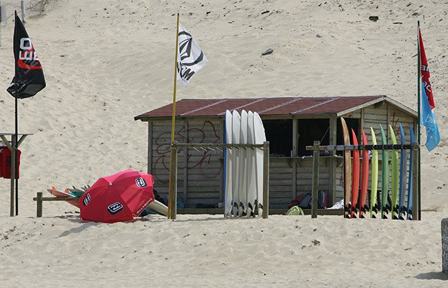 Cabane de l'école de surf Tutti Fruti sur la plage de l'Horizon au Cap Ferret