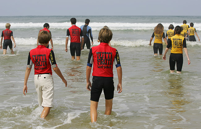 Mise à l'eau d'un cours de surf collectif au Cap Ferret