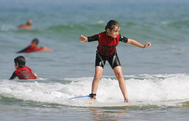 Enfant lors d'un stage de surf au Cap Ferret