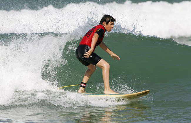 Joli virage d'un surfeur au Cap Ferret lors d'un cours particulier avec Tutti Fruti Surfschool