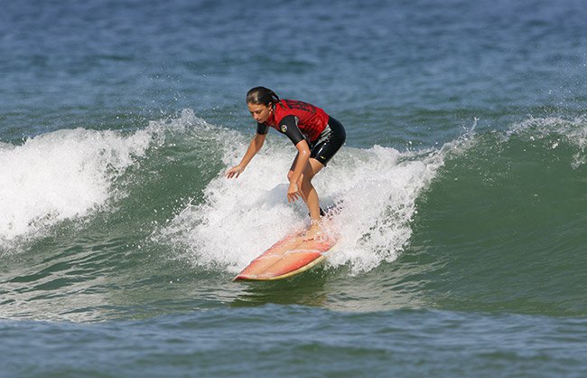 Surfeur partant sur une vague lors d'un cours de surf particulier au Cap Ferret